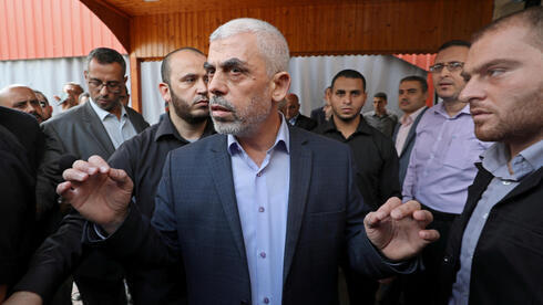 El líder de Hamás de Gaza, Yahyia Sinwar, habla con los medios de comunicación en la ciudad de Gaza. 