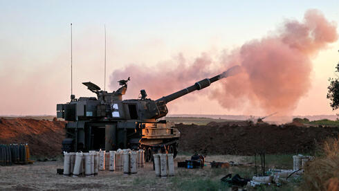 Un tanque de las FDI dispara contra la Franja de Gaza durante la última ronda de escalada. 