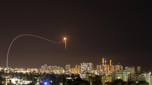 El sistema de defensa Iron Dome intercepta un cohete disparado desde Gaza sobre la ciudad de Ashkelon. 