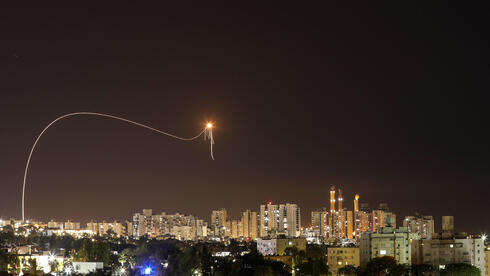 El sistema de defensa Iron Dome intercepta un cohete disparado desde Gaza sobre la ciudad de Ashkelon. (Captura) El sistema de defensa Iron Dome intercepta un cohete disparado desde Gaza sobre la ciudad de Ashkelon.
