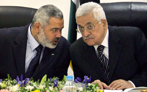 Ismail Haniyeh, líder de Hamás, junto al presidente palestino, Mahmoud Abbas, en una foto sacada hace algunos años. 