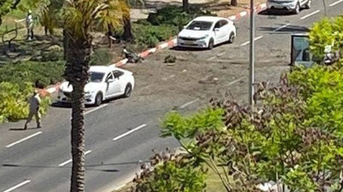 Un cohete golpea una carretera en Ashdod. 