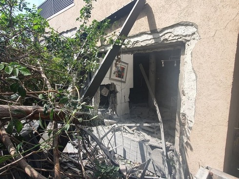 Graves daños en la casa impactada por un cohete en Ashkelon.