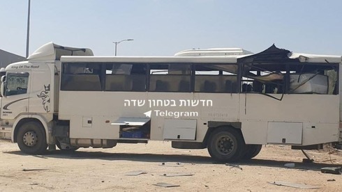El autobús impactado por un cohete de Hamás cerca de la frontera con Gaza.
