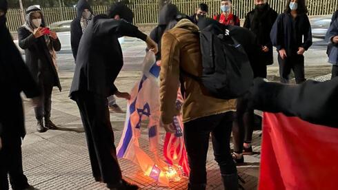 La Embajada condenó la destrucción de símbolos israelíes. 