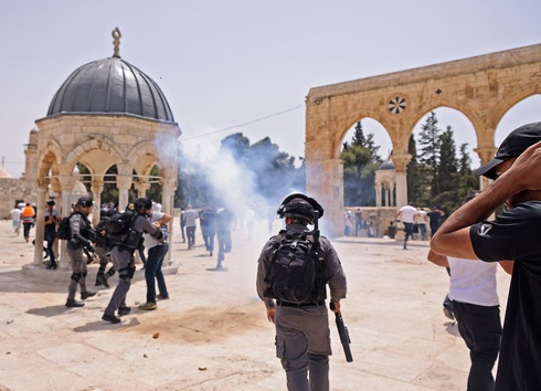 Enfrentamientos entre palestinos y fuerzas de seguridad israelíes en el Monte del Templo. 