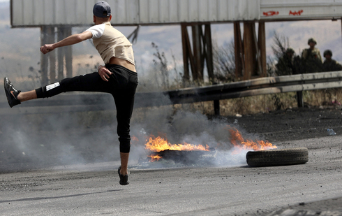 Enfrentamiento entre palestinos y fuerzas israelíes en el checkpoint de Naplusa, Cisjordania. 