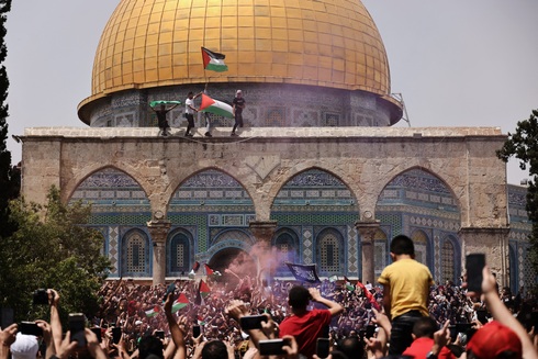 Una multitud de palestinos musulmanes se congregaron en la Explanada de las Mezquitas. 