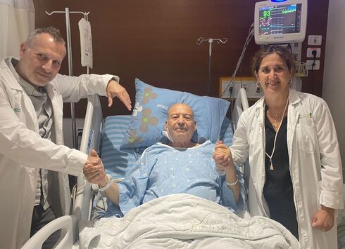 David Tardion, uno de los pacientes trasplantados, junto al doctor Eviatar Nesher y la doctora Sigal Aizner, en el Hospital Beilinson.