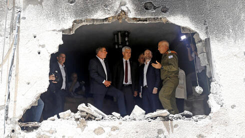 El ministro de Relaciones Exteriores, Gabi Ashkenazi, visita junto a sus pares checo, eslovaco y alemán un edificio en Petah Tikva alcanzado por un cohete. 