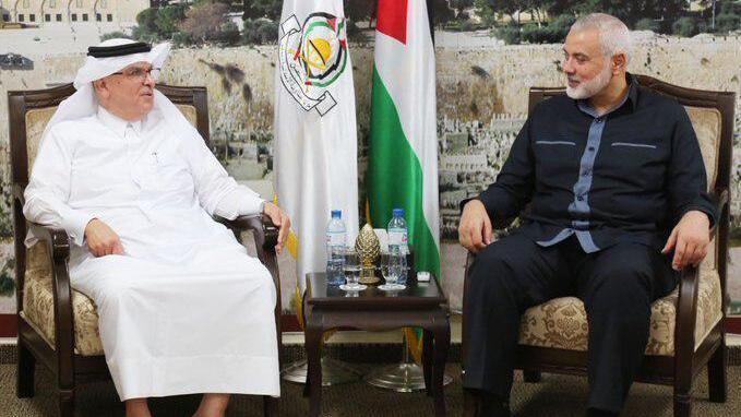 El enviado de Catar, Mohammad al-Emadi, se reúne con el líder de Hamás, Ismail Haniyeh, en Gaza. 