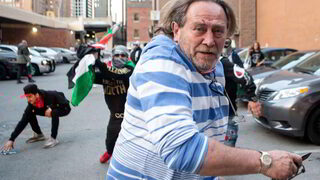 Manifestantes pro-palestinos atacan a un hombre en Estados Unidos
