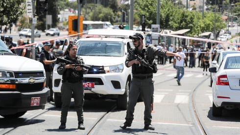 Combatientes de la Policía de Fronteras en la escena del ataque en Jerusalem.