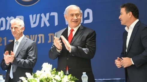 El jefe entrante del Mossad, David Barnea, el primer ministro Benjamin Netanyahu y el jefe saliente del Mossad, Yossi Cohen. 
