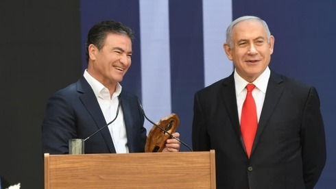 El primer ministro Benjamin Netanyahu y el jefe saliente del Mossad, Yossi Cohen