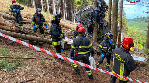 Equipos de rescate trabajan en el lugar de la caída del teleférico. 