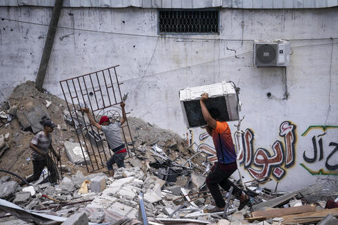 Pobre y aislada, la población de Gaza no siempre recibe la ayuda de manera directa. (AP) Destrucción masiva en la Franja de Gaza por los ataques israelíes.