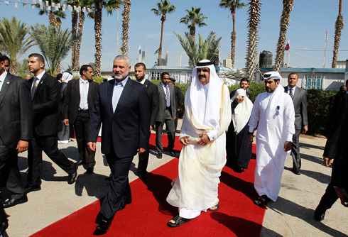 El exemir de Qatar, Sheikh Hamad bin Khalifa al-Thani, con el líder de Hamás, Ismail Haniyeh. (Reuters) El emir de Qatar, Sheikh Hamad bin Khalifa al-Thani, con el líder de Hamás, Ismail Haniyeh.