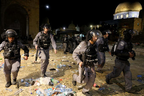 Fuerzas de seguridad israelíes chocan con manifestantes musulmanes dentro de la Mezquita de Al-Aqsa en Jerusalem. 