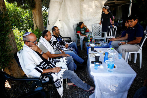 Amigos y familiares de Yigal Yehoshua durante el período de luto en el moshav Hadid. 