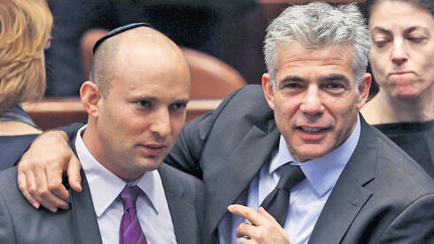 Yair Lapid y Naftali Bennett en la Knesset.