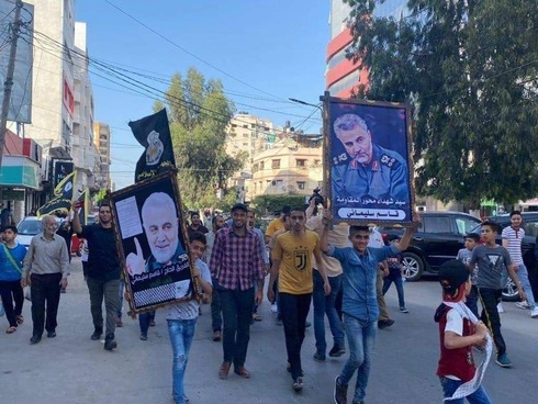 Palestinos exhiben imágenes de Qassem Soleimani, el general iraní eliminado por Estados Unidos en 2020, durante el desfile militar de la Yihad Islámica.