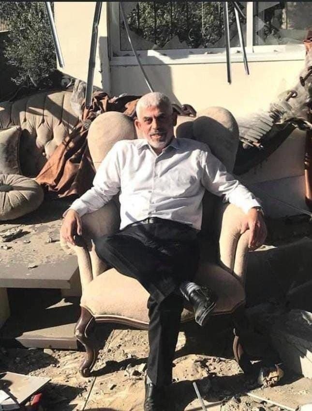 Yahya Sinwar, líder de Hamás, sentado en un sillón de su oficina destruida durante una ofensiva de las FDI en Gaza.