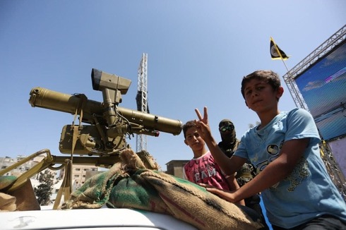 Niños en el desfile militar de la Yihad Islámica.