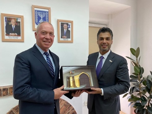 El ministro de Educación israelí, Yoav Galant (izquierda), junto al embajador de Emiratos, Mohammad Al Khajah.