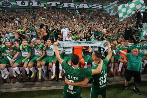 Jugadores de Maccabi Haifa celebran junto a sus aficionados. 