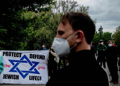 Participantes en una vigilia contra el antisemitismo se reúnen frente a una sinagoga en Berlín