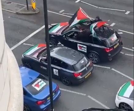 Automóviles con banderas palestinas se pasean por los barrios judíos del Reino Unido mientras lanzan insultos antisemitas.