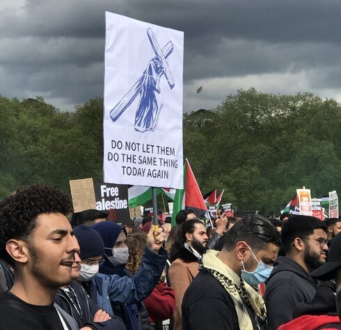 Pancarta antisemita en una manifestación pro palestina en Hyde Park, Londres.