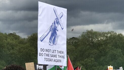 Pancarta antisemita en una manifestación pro palestina en Hyde Park, Londres.