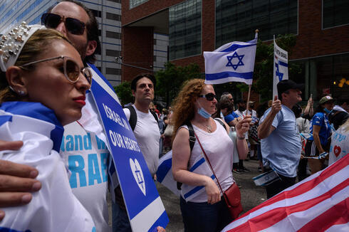 Manifestantes pro-Israel asisten a un mitin de denuncia del antisemitismo en Manhattan