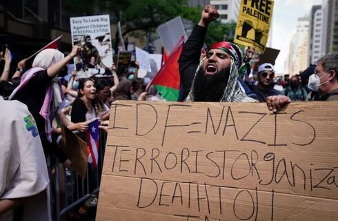 Partidarios pro palestinos se manifiestan cerca del consulado israelí en Manhattan. 