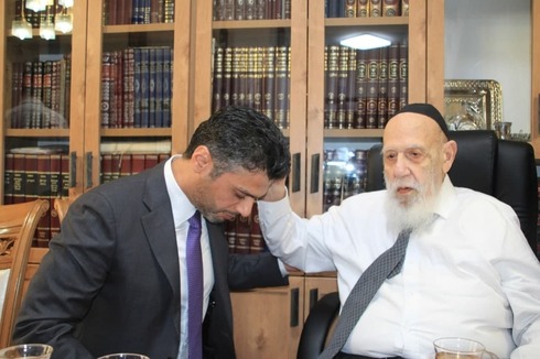 El líder espiritual de Shas, el rabino Shalom Cohen, bendice al embajador emiratí en Israel.