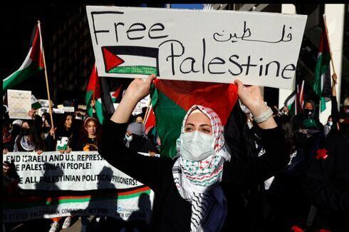 Manifestantes pro palestinos marchan por las calles de Chicago