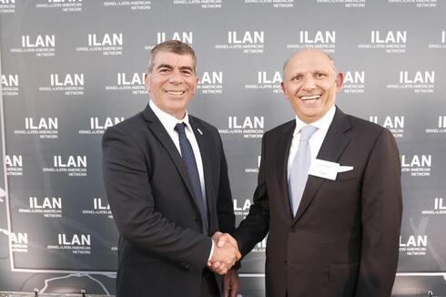 Gabi Ashkenazi, ministro de Relaciones Exteriores de Israel, junto a Isaac Assa, fundador de ILAN en el acto de inauguración de las actividades de la fundación en Israel. 