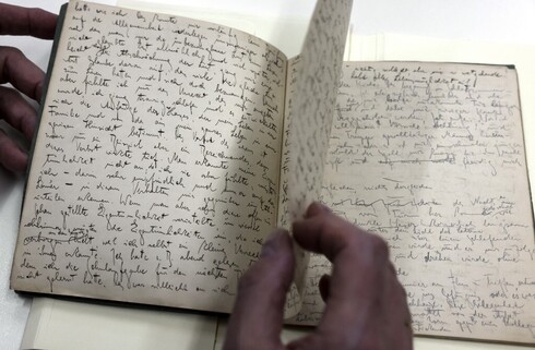 Escrito inédito de Franz Kafka exhibido en la Biblioteca Nacional de Israel, en Jerusalem. (AFP) Kafka