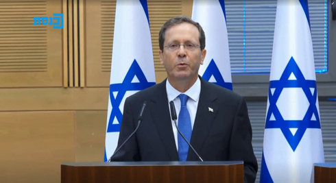 Haim Herzog brinda su primer discurso tras su victoria. 