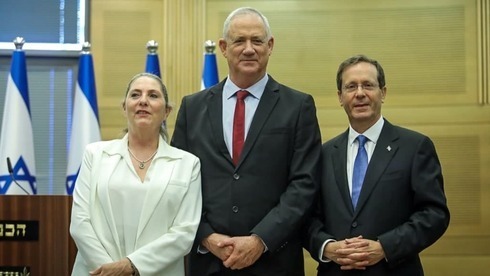 Isaac Herzog (derecha), junto al ministro de Defensa, Benny Gantz, y su mujer, Michal, tras su elección en la Knesset.
