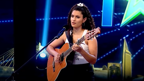 Lucía Abealar canta el himno de Israel en Got Talent Uruguay.