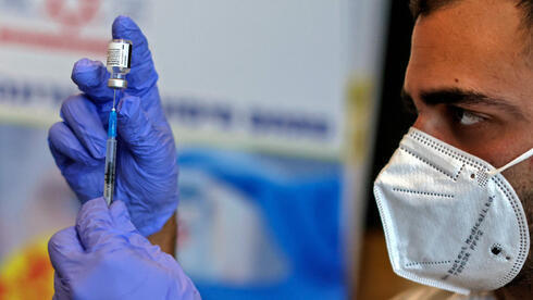 Un paramédico prepara la vacuna contra el coronavirus de Pfizer para su administración en Beit Shemesh en febrero. 