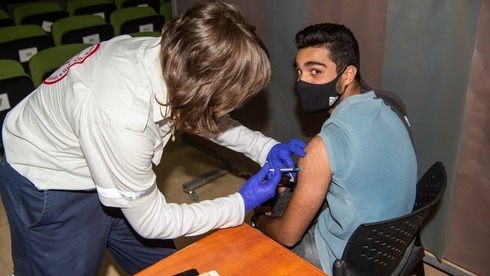 Un estudiante de secundaria recibe la vacuna contra el coronavirus en el norte de Israel en enero. 