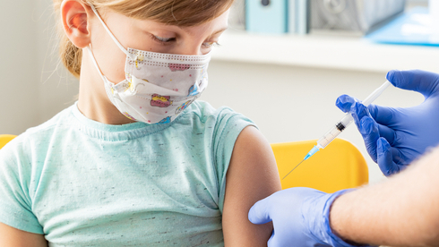 Un niño recibe la vacuna contra el coronavirus de Pfizer. 