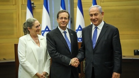 El primer ministro Benjamín Netanyahu felicita a Isaac Herzog en la Knesset.