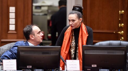 Rashela Mizrahi habla con un colega durante una reunión del gabinete en Skopje, Macedonia del Norte, el 14 de enero de 2020. (Parlamento Macedonia del Norte. ) Rashela Mizrahi habla con un colega durante una reunión del gabinete en Skopje, Macedonia del Norte, el 14 de enero de 2020.