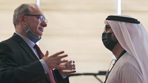 El embajador de Israel en los Emiratos Árabes Unidos, Eitan Na'eh, conversa con un funcionario emiratí en el Foro Global de Inversiones en Dubai. 