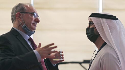 El embajador de Israel en los Emiratos Árabes Unidos, Eitan Na'eh, conversa con un funcionario emiratí en el Foro Global de Inversiones en Dubai. (AP) El embajador de Israel en los Emiratos Árabes Unidos, Eitan Na'eh, conversa con un funcionario emiratí en el Foro Global de Inversiones en Dubai.